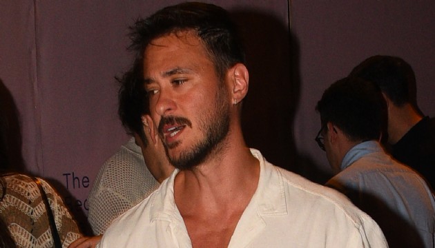 Yeni boşanmıştı! Anıl Altan, gece kulübünde sarışın güzelle görüntülendi